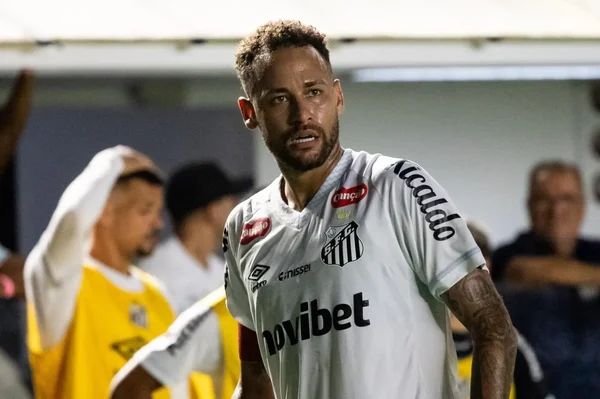 Neymar arborant le maillot du Santos FC.