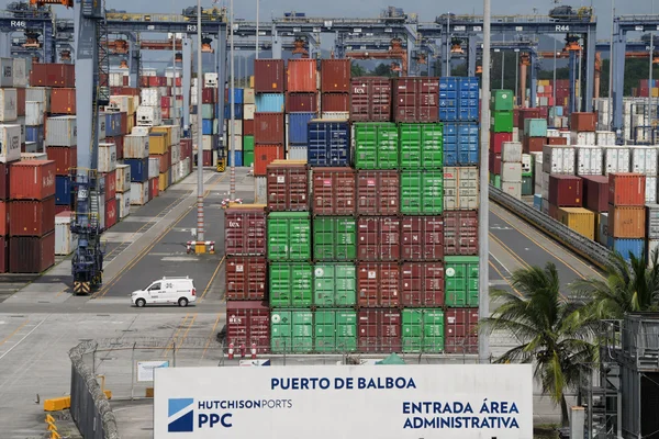 Pancarte 'Puerto de Balboa' et 'Hutchison Ports PPC' à l'entrée administrative du port.