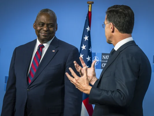 Mark Rutte et Lloyd Austin discutent au siège de l'OTAN à Bruxelles, en Belgique.