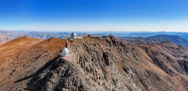 Vue aérienne du Cerro Pachón avec les télescopes SOAR, Gemini South et Rubin