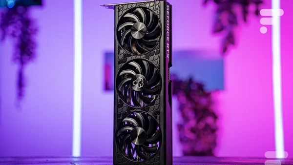 Gros plan d'une carte graphique GeForce RTX à triple ventilateur sur fond lumineux violet.
