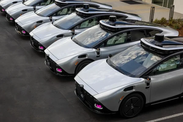 Une rangée de véhicules autonomes Tensor prêts pour le déploiement.