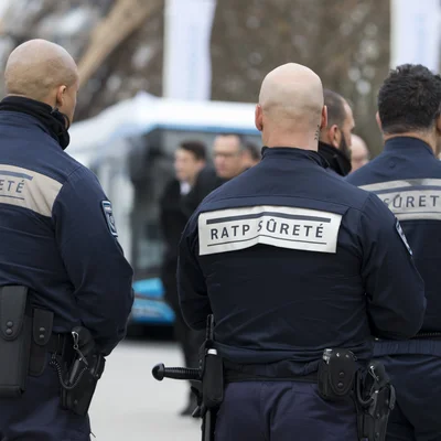 Plusieurs agents de sûreté de la RATP vêtus de leurs uniformes en service.