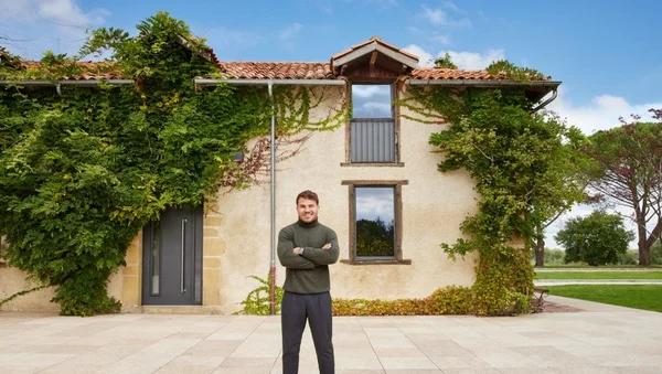 Antoine Dupont devant sa maison de famille avec toiture en tuiles et façade beige