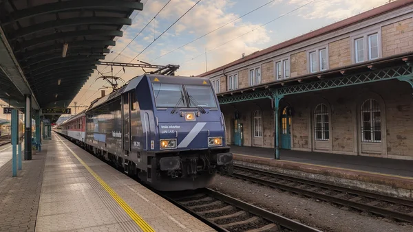 Train European Sleeper entrant en gare de Decin, tracté par la locomotive LINEAS 186 291.