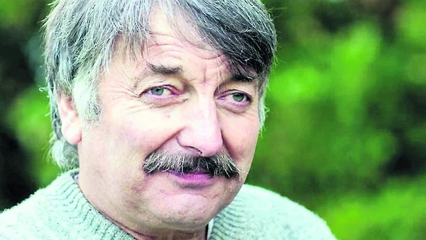 Portrait de Didier sur fond de nature.