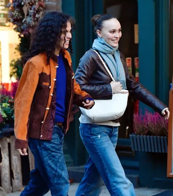 Lily-Rose Depp et 070 Shake en tenues coordonnées dans la rue