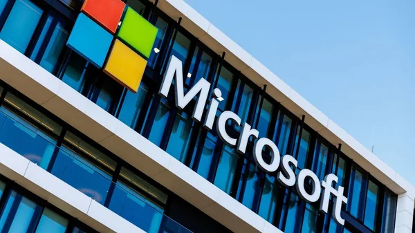 Bâtiment moderne avec grande enseigne Microsoft.