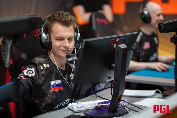 Le joueur esport Frozen participant à une compétition avec un maillot aux couleurs de la Slovaquie.