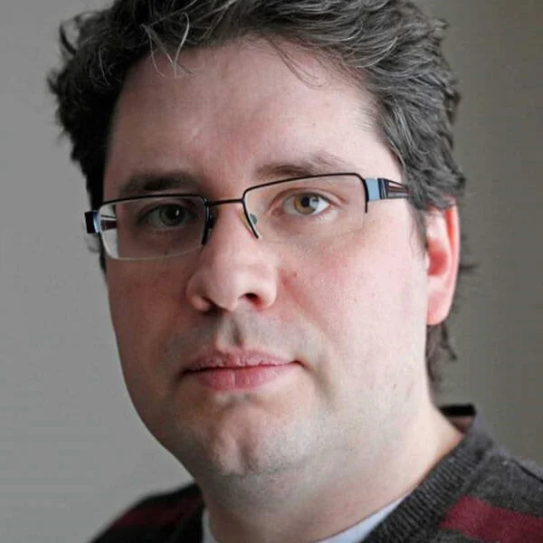 Portrait d'Eliot Higgins, fondateur de Bellingcat.