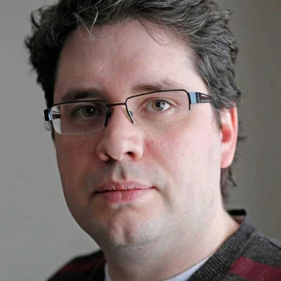 Portrait d'Eliot Higgins, fondateur de Bellingcat.