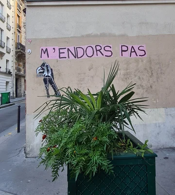 Graffiti féministe à Paris rue Nollet lors de l'affaire des viols de Mazan : M'ENDORS PAS