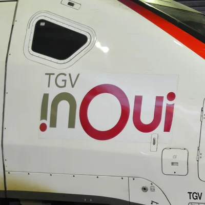 Logo ambigramme TGV InOui affiché sur un train à la gare Montparnasse.