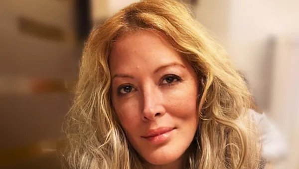 Une comparaison montrant Loana Petrucciani blonde et avec ses cheveux roses.