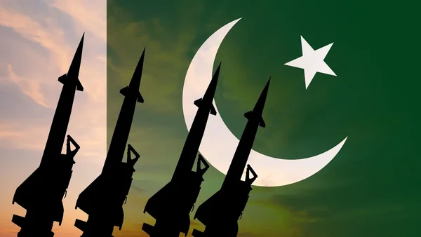 Illustration de missiles sur fond du drapeau du Pakistan