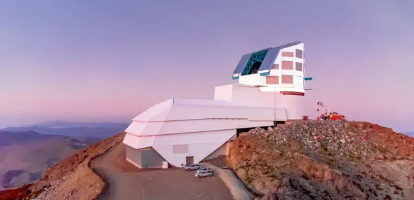 L'observatoire Rubin au crépuscule avec une route d'accès sinueuse