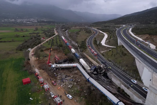 L'étendue des dégâts causés par le déraillement du train de Tempe vue du ciel.
