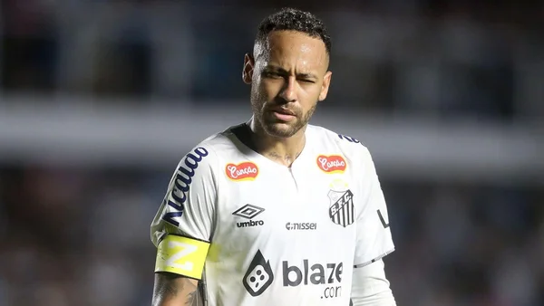 Neymar portant le maillot du Santos FC lors d'un match.