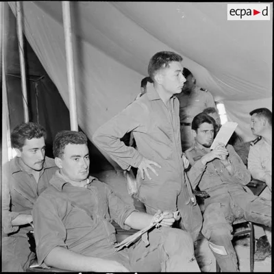 Des militaires en activité à l'intérieur d'une tente sur la base aérienne d'Akrotiri.