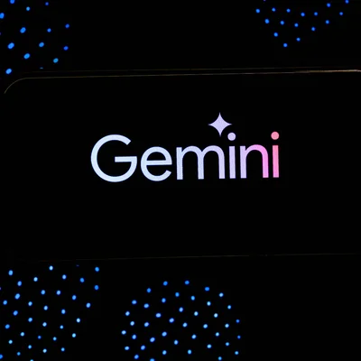Le mot 'Gemini' écrit en blanc et rose sur un fond noir avec des motifs de points bleus.