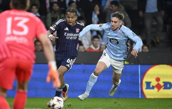 Un joueur de l'OL célébrant son but sur la pelouse de Celta Vigo.