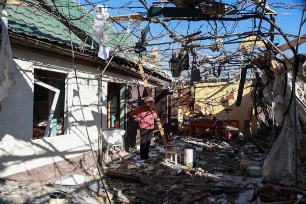 Résident au milieu des ruines de sa maison après une frappe sur le réseau énergétique.