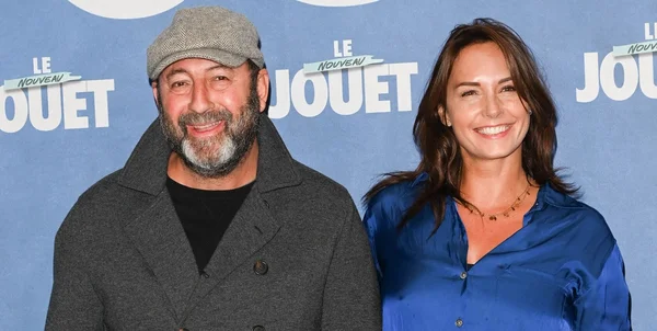 Kad Merad et Julia Vignali devant un fond avec le texte LE NOUVEAU JOUET.