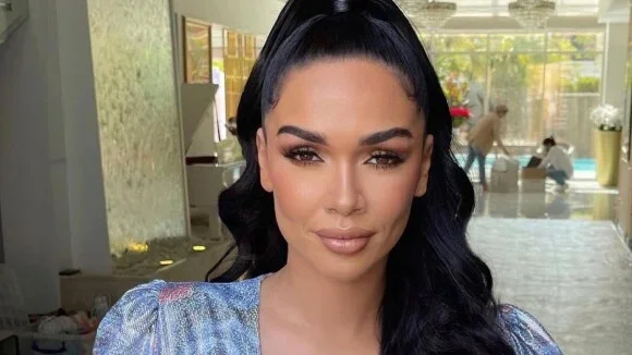 Les enfants de la JLC Family avec le Père Noël dans un décor festif lors de l'émission JLC Family Tout Recommencer.