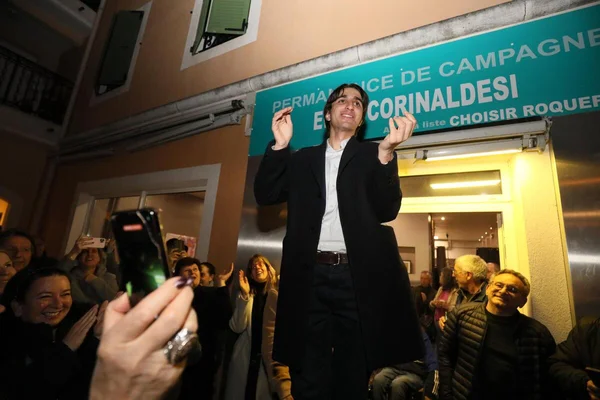 Ewan Corinaldesi s'adressant à la foule lors d'une réunion publique.