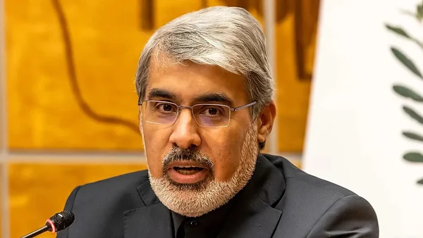 L'ambassadeur iranien s'adressant à la presse lors d'une déclaration exclusive.