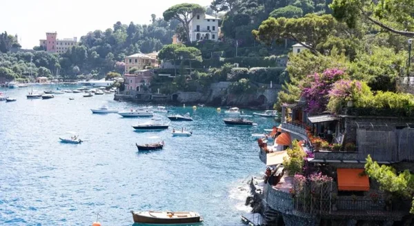 Une superbe propriété au bord de l'eau typique du cadre de vie entre Côte d'Azur et Seychelles.