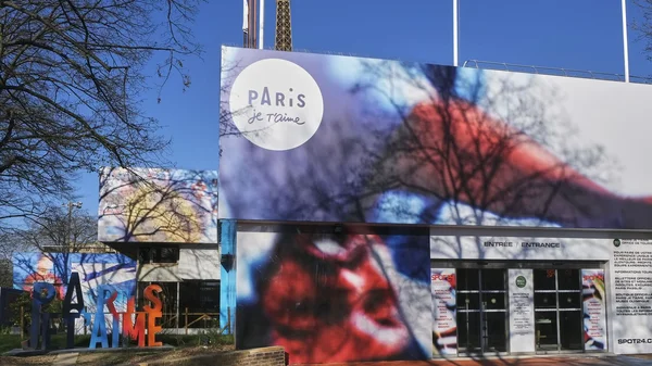 L'ancien office de tourisme et sa fresque murale 'PARIS JE T'AIME' sur une façade urbaine.