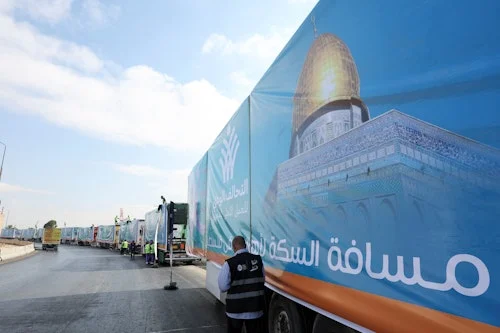 Camion avec l'image du Dôme du Rocher garé près d'un point de passage frontalier.