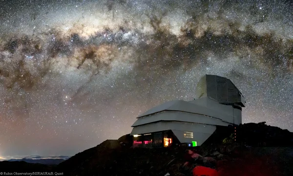 L'observatoire Rubin dominant la Voie lactée dans le ciel nocturne