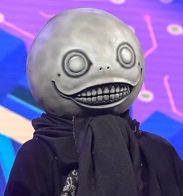 Yoko Taro, célèbre créateur de jeux vidéo connu pour porter un masque en public