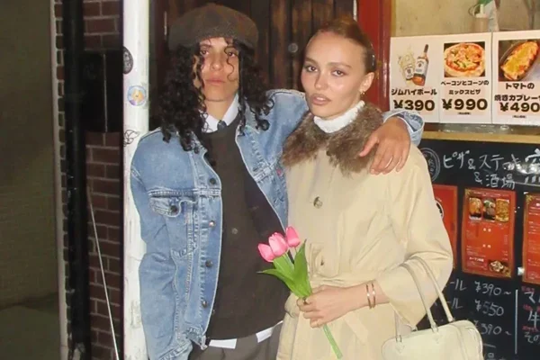 Lily-Rose Depp et 070 Shake devant un restaurant pour un anniversaire