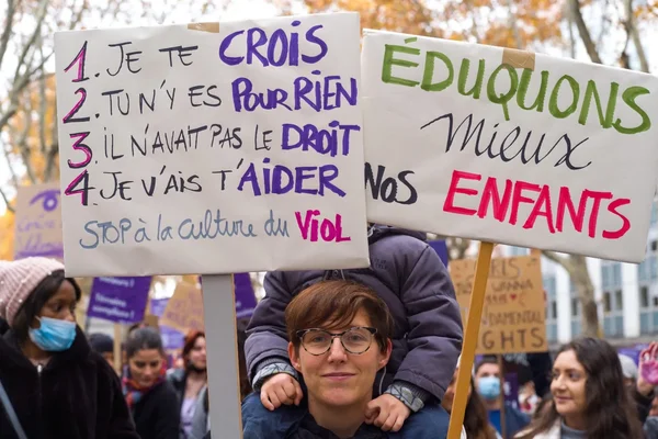 Manifestants portant des pancartes pour l'éducation des enfants et contre la culture du viol.