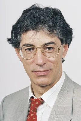 Portrait d'Umberto Bossi en veste grise et cravate rouge en 1994.