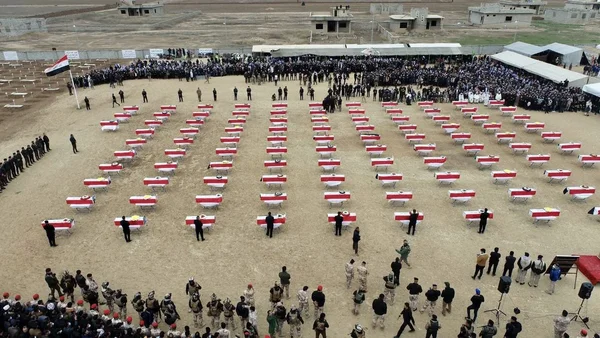Vue d'un camp de réfugiés montrant des familles vivant dans des tentes, occupées à des tâches quotidiennes comme le lavage du linge.