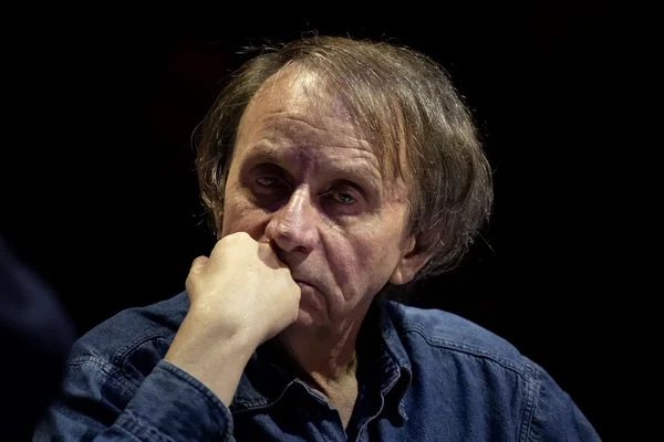 Portrait de l'écrivain Michel Houellebecq en chemise de denim.