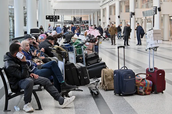 Incendie nocturne massif au milieu des gratte-ciel éclairés