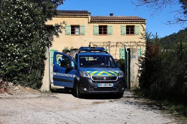 Une voiture des gendarmerie stationnée devant une maison au Haut-Vernet.