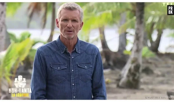 Denis Brogniart sur le plateau de Koh-Lanta, vêtu de sa célèbre chemise en denim.