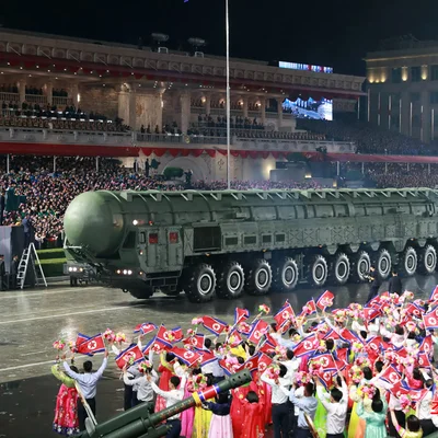 Le missile balistique intercontinental Hwasong-21 exhibé lors du défilé militaire à Pyongyang.
