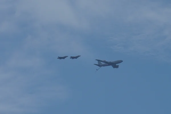 Un Boeing KC-135 Stratotanker de la Garde nationale aérienne du Wisconsin survolant le lac Michigan.