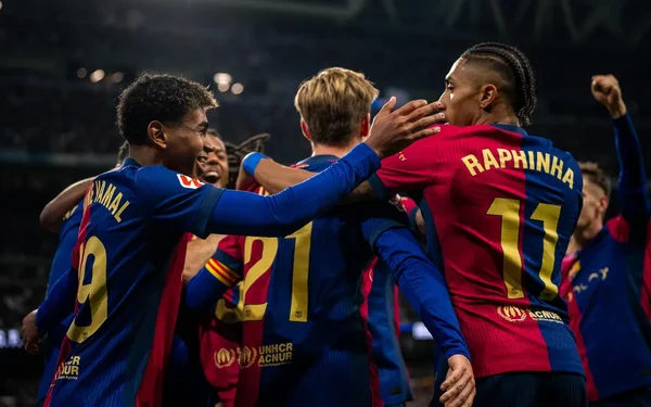Raphinha et ses coéquipiers du FC Barcelone célébrant sur le terrain lors d'un match.