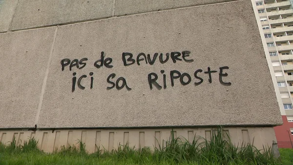 Graffiti 'PAS de BAVURE ici Sa RiPOSTE' sur un mur de Rillieux-la-Pape témoignant des tensions locales.