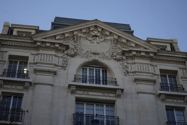 Façade ornée du 15-17 La Canebière à Marseille, avec ses fenêtres cintrées et balcons