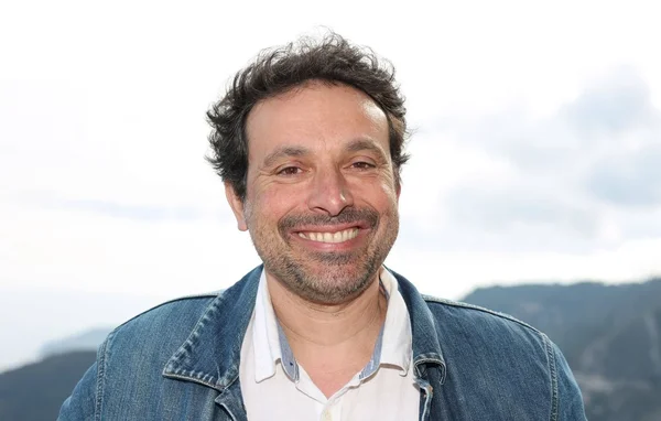 Bruno Salomone lors d'un événement en extérieur.