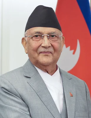 Khadga Prasad Sharma Oli, ancien Premier ministre népalais, portant son traditionnel topi noir.